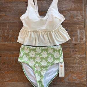 Janela Bay High Cut Seamless Bikini Bottoms Textured Lime Green daisy Size S